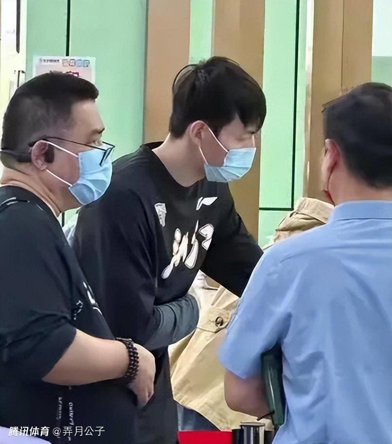 该片在时代广场首映式的宣传画是一幅两个决斗中的器魔的巨型海报;海报的下面醒目地写着一行字:欢迎购买战场镣铐和印章。